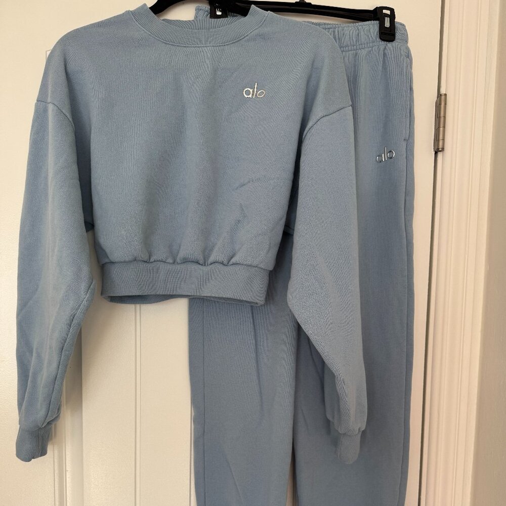 Cropped Accolade Crewneck & Sweatpants Set